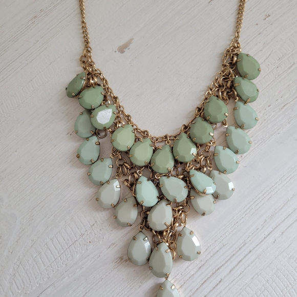 Green ombre statement tear drop necklace - Picture 5 of 7